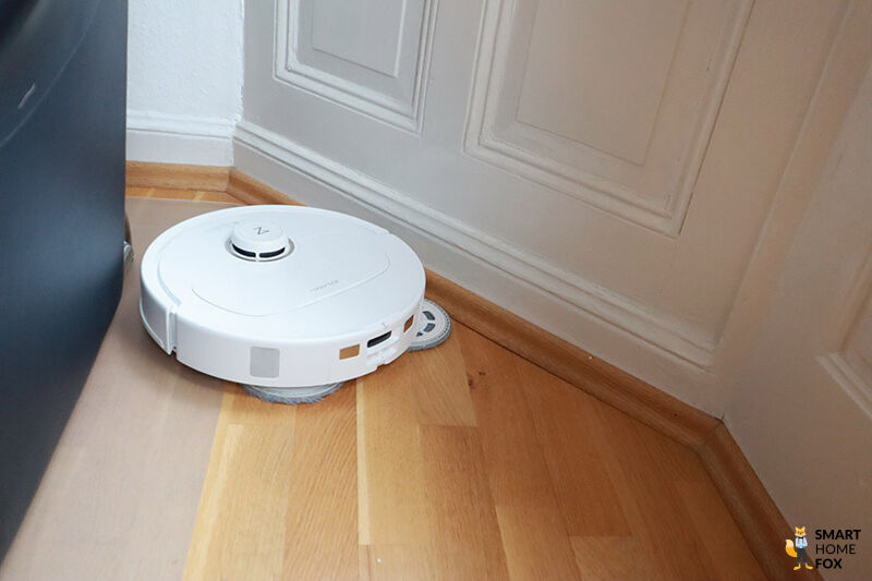 Die nahtlose Reinigung des Roborock Q Revo MaxV entlang der Leisten ist zu sehen.